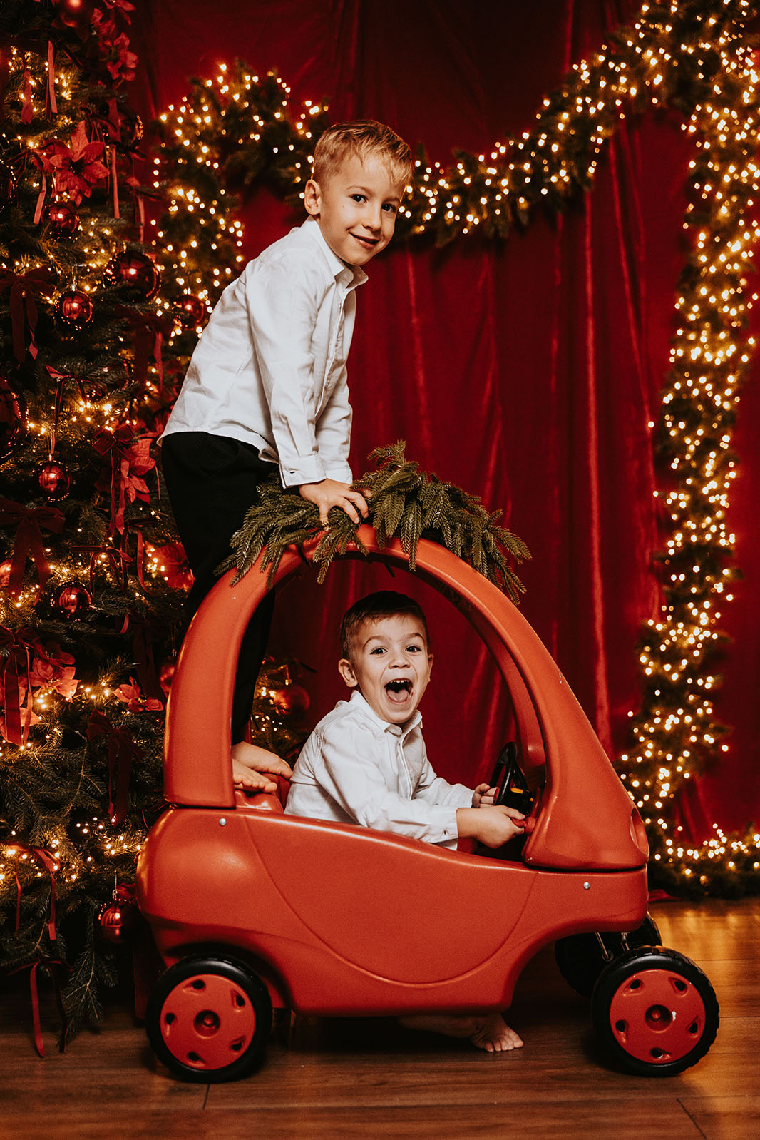 OtrokPeceBozicnePiskoteBozic2024BozicnaPravljicaJana&Simon