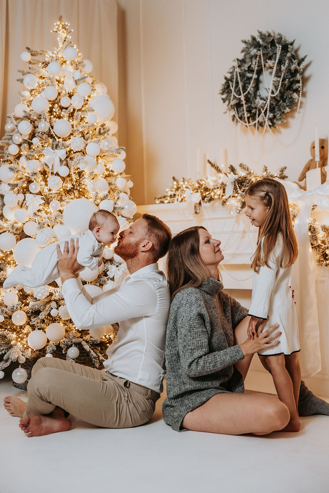 DruzinicaPredKaminomPraznujeBozic